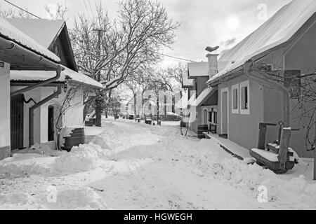 Sebechleby - die Siedlung der alten Weinkeller aus der mittleren Slowakei (Stara Hora) im Winter beherbergt. Stockfoto