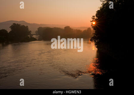 Sonnenaufgang über dem Androscoggin in Bethel, Maine. Stockfoto