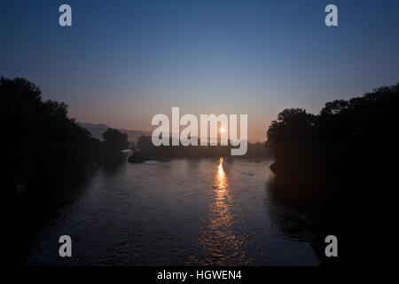 Sonnenaufgang über dem Androscoggin in Bethel, Maine. Stockfoto