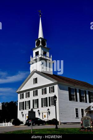 Rindge, New Hampshire - 11. Juli 2013: elegante weiße kolonialen 1796 zweite Rindge treffen Holzhaus und Rathaus mit Blick auf den Dorfplatz Stockfoto