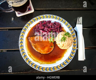 Bayerischer Sauerbraten vom Rind mit roten Kraut und Semmelknödel Stockfoto