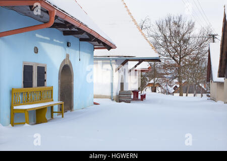 Sebechleby - die Siedlung der alten Weinkeller aus der mittleren Slowakei (Stara Hora) im Winter beherbergt. Stockfoto