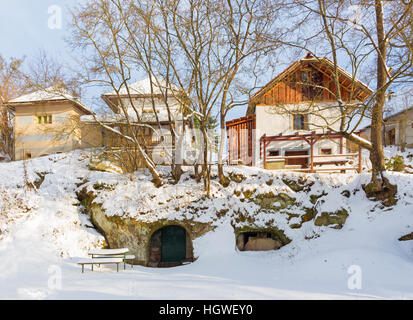 Sebechleby - den Laubengängen der alten Weinkeller aus der mittleren Slowakei (Stara Hora) im Winter Häuser. Stockfoto