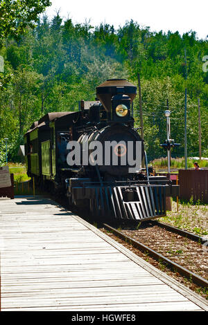 Fort Edmonton, Alberta, Kanada, ein Vintage Dampfmaschine, die Ankunft in der 19. Jahrhundert britische Festung, die Edmonton wurde Stockfoto