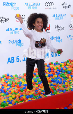 Deutschlandpremiere von "Ploetzlich Papa (Demain Tout beginnen)" am Zoo Palast Kino.  Mitwirkende: Gloria Colston Where: Berlin, Deutschland bei: 12. Dezember 2016 Stockfoto