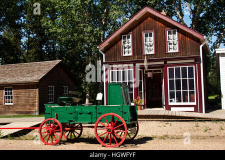 Fort Edmonton, Alberta, Kanada, Rekonstruktion eines 19.-20. Jahrhundert britischen Forts, das Edmonton, Wagen auf unbefestigten Straße wurde Stockfoto