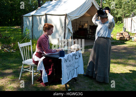 Fort Edmonton, Alberta, Kanada, Dozenten rekonstruieren die Frau Bewegung des 19. und frühen 20. Jahrhunderts Kanada. Stockfoto