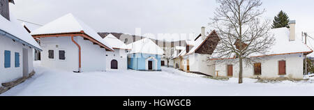 Sebechleby - die Panorama-Siedlung der alten Weinkeller aus der mittleren Slowakei (Stara Hora) im Winter beherbergt. Stockfoto