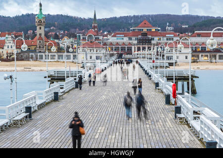 Menschen zu Fuß auf einem Pier (Molo) in der Stadt Sopot, Polen. Erbaut im Jahre 1827 mit 511m lang ist die längste Holzmole in Europa Stockfoto