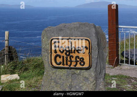 Die Fogher Klippen, Valentia Island, County Kerry, Irland. Die Blasket Islands sind im Hintergrund. Stockfoto