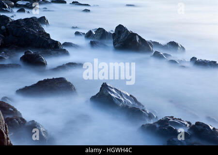 Felsen und Surf im Wallis Sands State Park in Rye, New Hampshire. Stockfoto