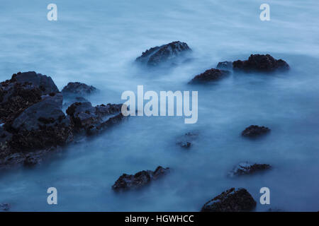 Felsen und Surf im Wallis Sands State Park in Rye, New Hampshire. Stockfoto