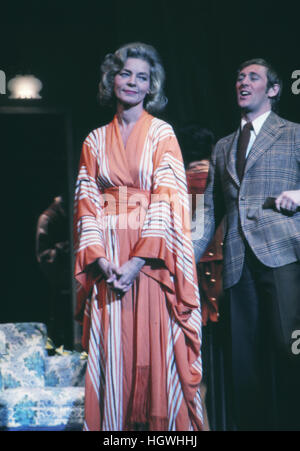 Len Cariou und Lauren Bacall, auf der Bühne im Jahr 1970 Broadway musical Applause. Stockfoto