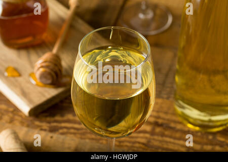 Gelbe Honig Wein Meade Ready to Drink Stockfoto