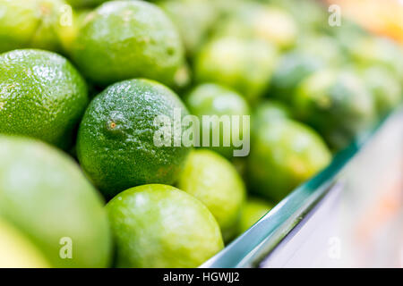 Makro Nahaufnahme von vielen Limes auf dem Display zu verkaufen Stockfoto