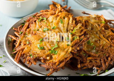 Hausgemachte traditionelle Kartoffel Latkes mit Apfelmus Stockfoto