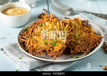 Hausgemachte traditionelle Kartoffel Latkes mit Apfelmus Stockfoto