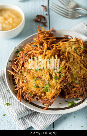 Hausgemachte traditionelle Kartoffel Latkes mit Apfelmus Stockfoto