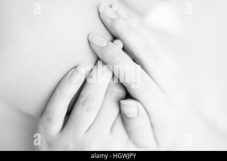 Junge Womans Hände gekreuzt in schwarz / weiß Stockfoto
