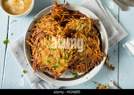 Hausgemachte traditionelle Kartoffel Latkes mit Apfelmus Stockfoto