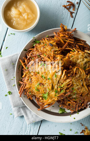 Hausgemachte traditionelle Kartoffel Latkes mit Apfelmus Stockfoto
