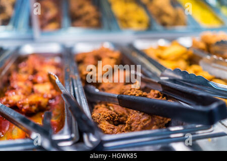 Fried Chicken Buffetbar dienen self catering mit Zange Stockfoto