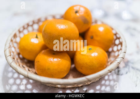 Closeup Schüssel mit Clementine Mandarinen auf Tisch Stockfoto