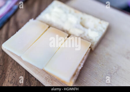 Hart Parmesan Käsescheiben geschnittenen frischen Baguette-Brot Stockfoto