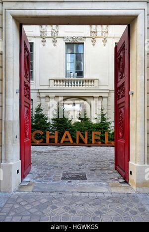 Französische Modehaus Chanel hat ein temporärer pop-up Store in einem denkmalgeschützten Gebäude im Marais in Paris eröffnet. Stockfoto