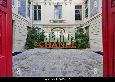 Französische Modehaus Chanel hat ein temporärer pop-up Store in einem denkmalgeschützten Gebäude im Marais in Paris eröffnet. Stockfoto