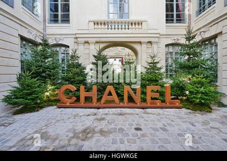 Französische Modehaus Chanel hat ein temporärer pop-up Store in einem denkmalgeschützten Gebäude im Marais in Paris eröffnet. Stockfoto