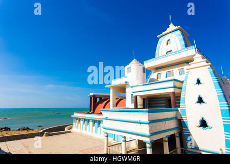 Direkt am Meer Seitenansicht von Gandhi Memorial Mandapam auf die indischen südlichsten Stadt Kanyakumari an einem sonnigen, blauer Himmel Stockfoto