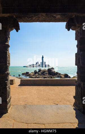 Die Thiruvalluvar Statue Insel gesehen durch den 16 vierbeinigen Mandap Pavillon an einem Tag blauer Himmel in Kanyakumari, Tamil Nadu, Indien Stockfoto