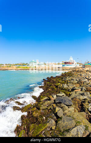 Landschaftsansicht Kamarajar und Gandhi Memorial Mandapam an der Küste von Kanyakumari an einem sonnigen Tag in Tamil Nadu, Indien Stockfoto