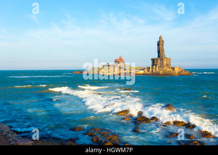 Vivekananda Rock ist Heimat ein Denkmal und benachbarten Insel Thiruvalluvar Statue vor der Küste von Kanyakumari, Indien Stockfoto