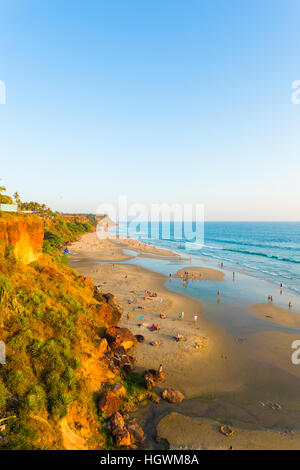 Vogelperspektive Blick auf Sandstrand bei Ebbe und Ozean von Klippen an einem klaren, blauen Himmel Tag in Varkala, Kerala, Indien. Vertikal Stockfoto