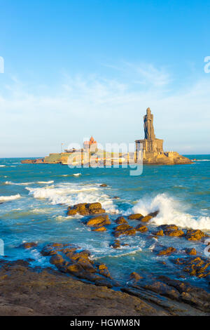 Vivekananda Rock ist Heimat ein Denkmal und benachbarten Insel Thiruvalluvar Statue vor der Küste von Kanyakumari, Indien Stockfoto