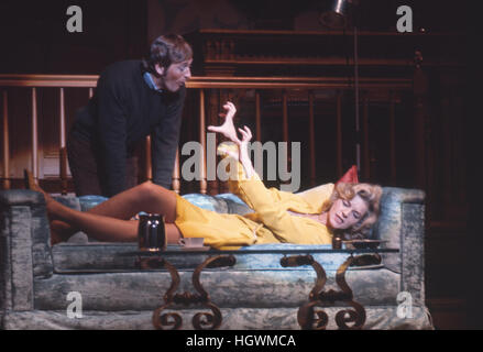 Len Cariou und Lauren Bacall, auf der Bühne im Jahr 1970 Broadway musical Applause. Stockfoto