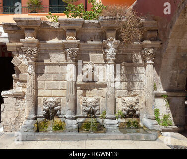 Renaissance-Stil Venezianische Rimondi Brunnen Federn Trinkwasser durch drei Löwenköpfe im Zentrum der Altstadt von Rethymnon, Crete Stockfoto