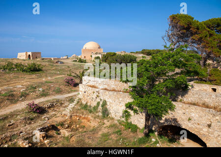 Blick auf die Fortezza Zitadelle, Rethymno, Kreta, Griechenland, mit Moschee von Sultan Ibrahim im Hintergrund Stockfoto