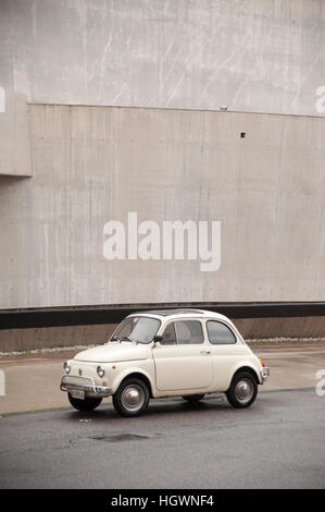 Ein FIAT 500 geparkt in einer Straße in Rom Stockfoto
