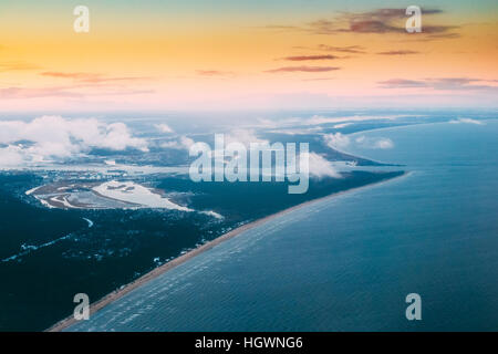 Westliche Dwina mündet in die Ostsee. Fluss trennt den Norden und Kurzeme Bezirk von Riga, Lettland. Blick aus dem Flugzeugfenster. Sonnenuntergang Sonnenaufgang Ov Stockfoto