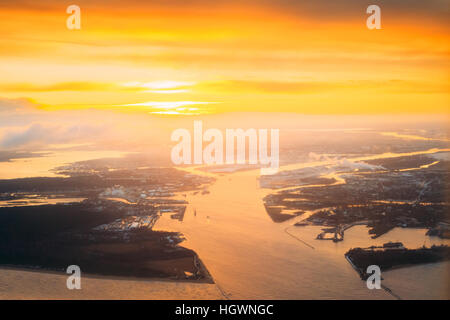 Westliche Dwina mündet in die Ostsee. Fluss trennt den Norden und Kurzeme Bezirk von Riga, Lettland. Blick vom Flugzeug. Sonnenuntergang Sonnenaufgang Ov Stockfoto