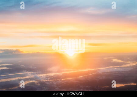 Top View Sonnenuntergang Sonnenaufgang über der Stadt Riga, Lettland. Luftbild aus großer Höhe Flug Flugzeug am lettischen Hauptstadt im Winter bei Sonnenuntergang Sonnenaufgang. S Stockfoto