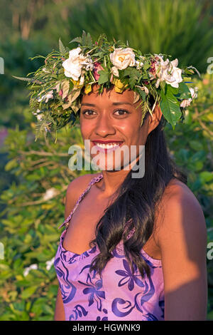 Junge Frau mit Blumen Kranz, Porträt, Raiatea, Französisch-Polynesien Stockfoto