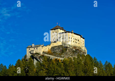 Senken Sie Schloss Tarasp, Tarasp, Scuol, Engadin, Kanton Graubünden, Schweiz Stockfoto