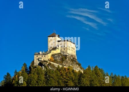 Senken Sie Schloss Tarasp, Tarasp, Scuol, Engadin, Kanton Graubünden, Schweiz Stockfoto