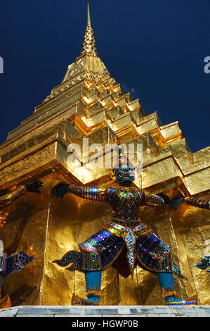 Statue des Dämons (Yaksha), Figur aus dem Ramakien Epos, goldene Chedi Wat Phra Kaeo (Tempel des Smaragd-Buddha) Stockfoto