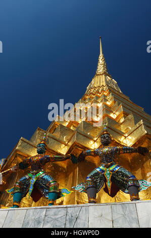 Statue des Dämons (Yaksha), Figur aus dem Ramakien Epos, goldene Chedi Wat Phra Kaeo (Tempel des Smaragd-Buddha) Stockfoto