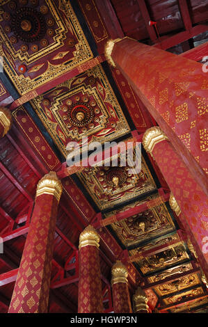 Geschnitzte Decke des Bots (Haupthalle), erbaut im Jahre 1546, Wat Na Phra Meru, Ayutthaya, Thailand Stockfoto